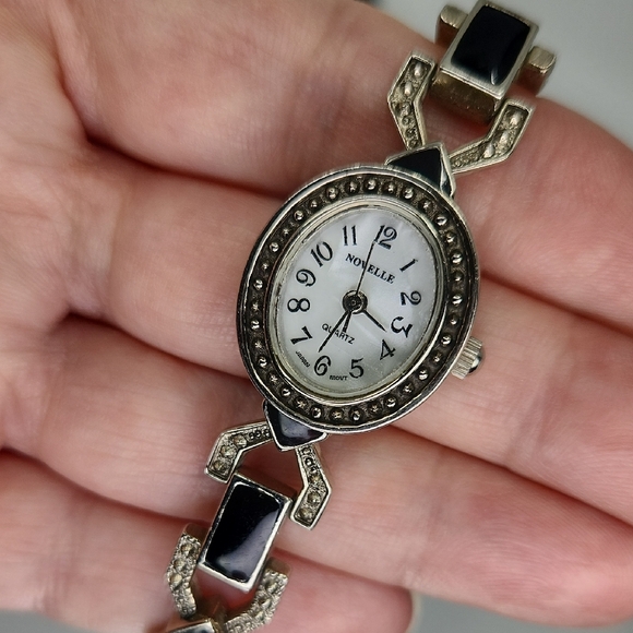 Elegant Black and Silver Tone Watch - Picture 10 of 10